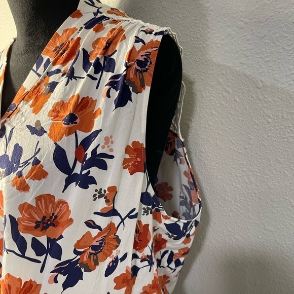 Market and Spruce XXL Sleveless Floral Top with Crochet Back - Picture 2 of 8